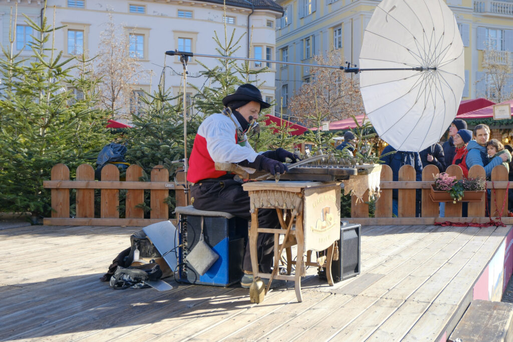 Musician in Piazza Walther at christmas