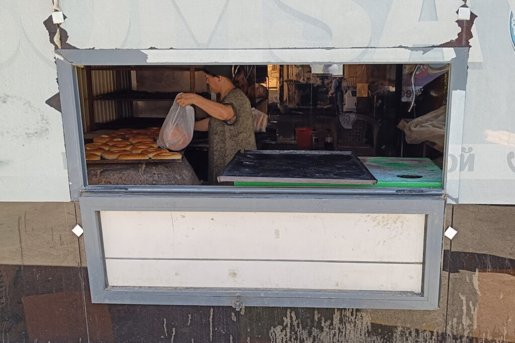 Women selling Non bread in the Kyzylkum desert in Uzbekistan